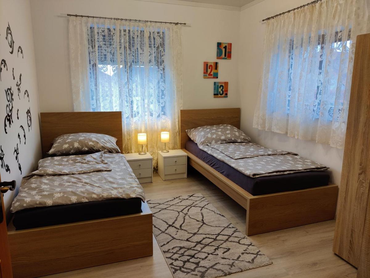 Holiday Home In Quiet Beautiful Area With Two Separate, Modern, Furnished Apartments Deutsch-Wagram 外观 照片