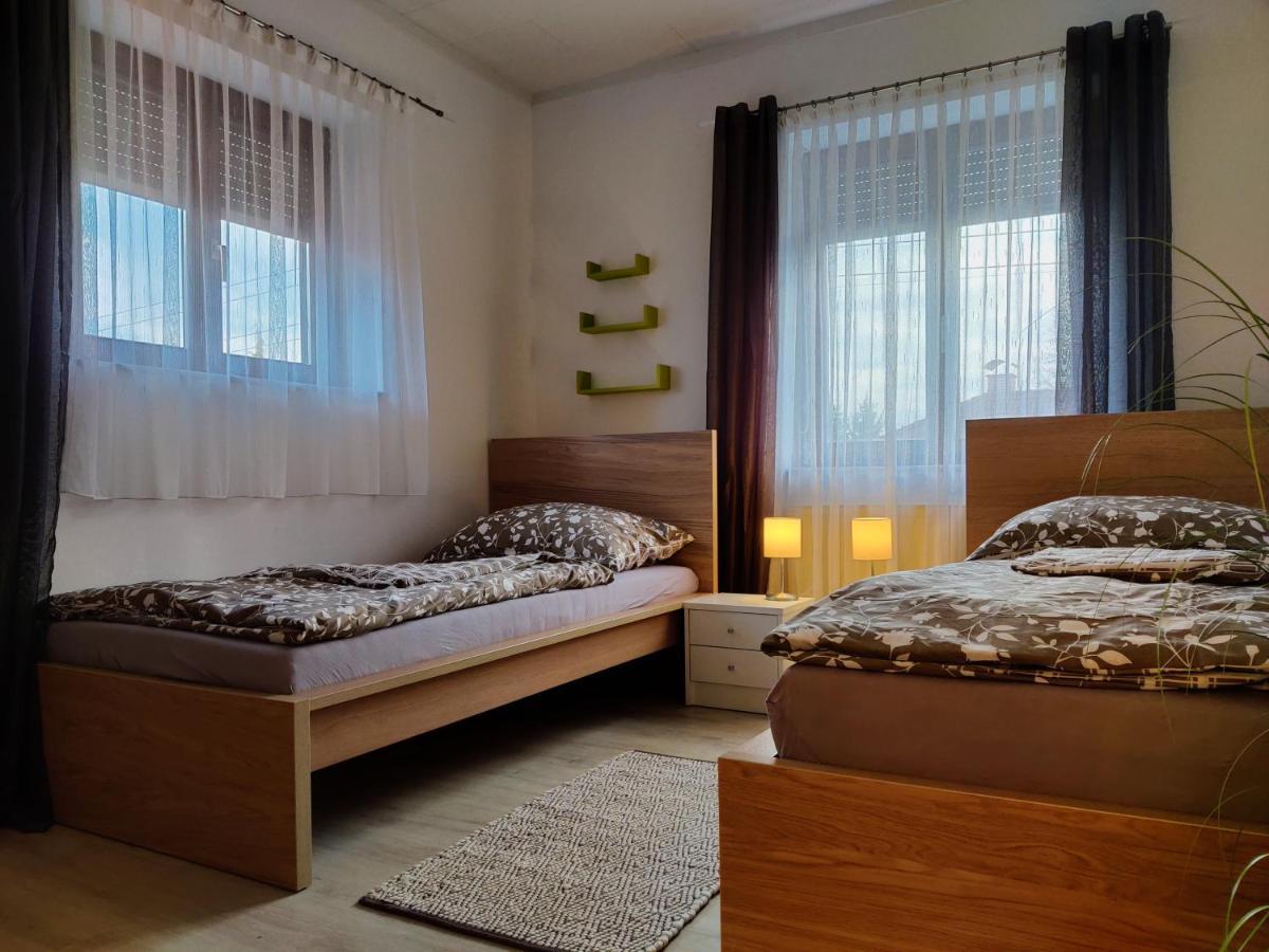 Holiday Home In Quiet Beautiful Area With Two Separate, Modern, Furnished Apartments Deutsch-Wagram 外观 照片