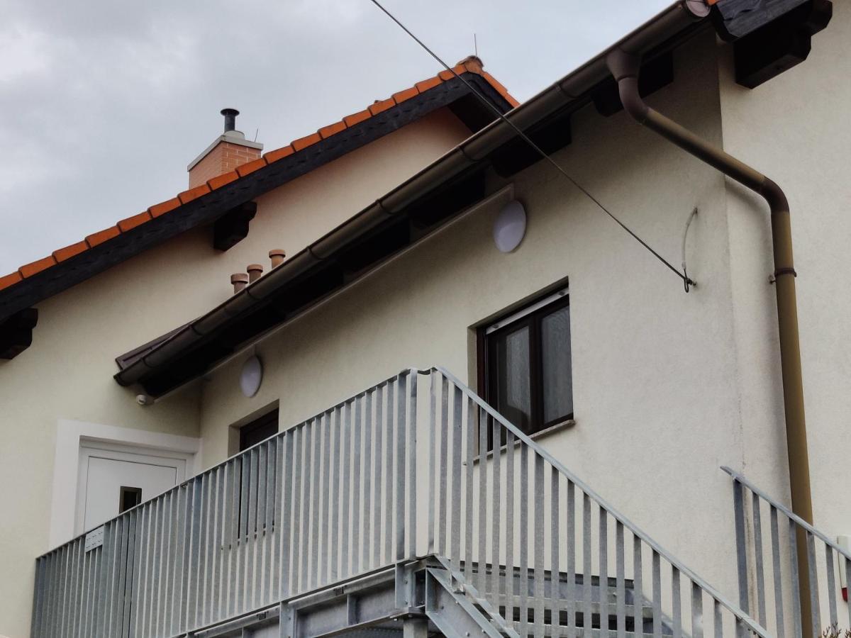 Holiday Home In Quiet Beautiful Area With Two Separate, Modern, Furnished Apartments Deutsch-Wagram 外观 照片