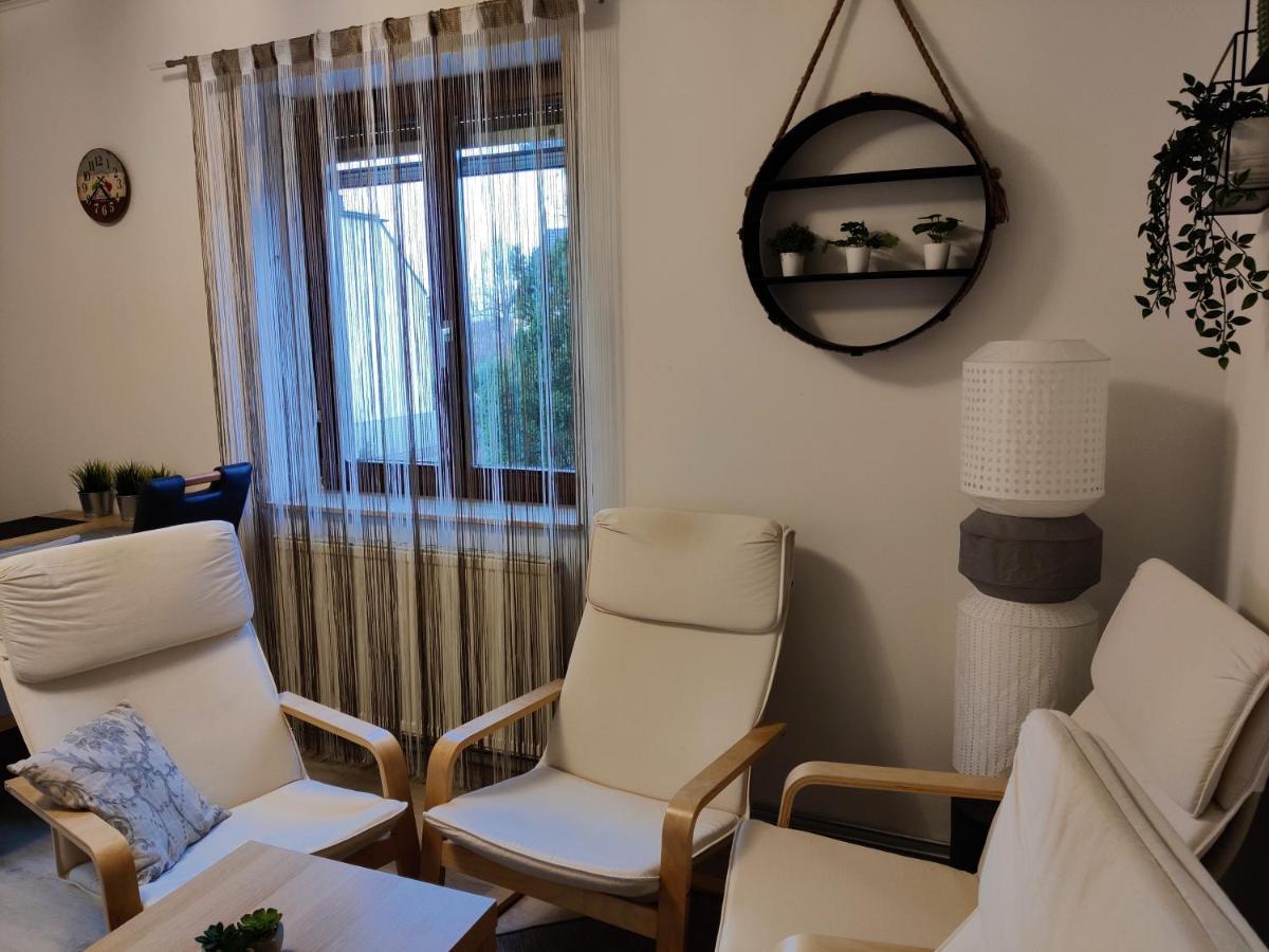 Holiday Home In Quiet Beautiful Area With Two Separate, Modern, Furnished Apartments Deutsch-Wagram 外观 照片