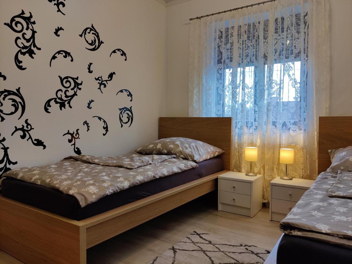 Holiday Home In Quiet Beautiful Area With Two Separate, Modern, Furnished Apartments Deutsch-Wagram 外观 照片